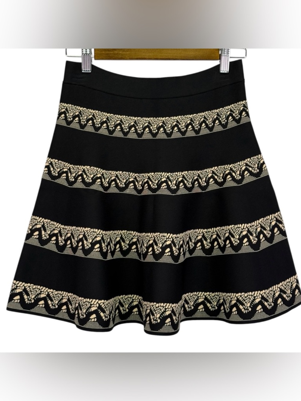 BCBGMaxazria Women’s Black Chevron Heavy Knit Stretch Mini Flare Skirt Size M